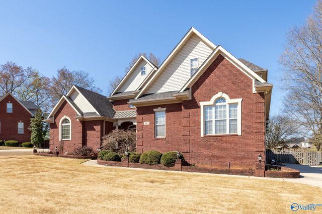 262 Twin Lakes Drive, New Market, AL 35761