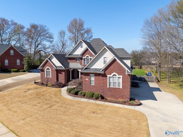 262 Twin Lakes Drive, New Market, AL 35761