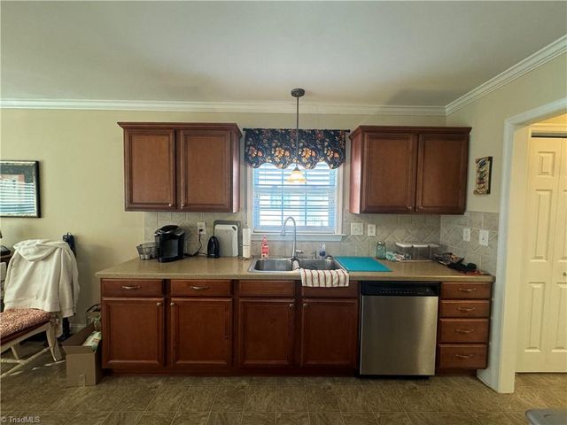 1542 Finwick Drive, Pfafftown, NC 27040