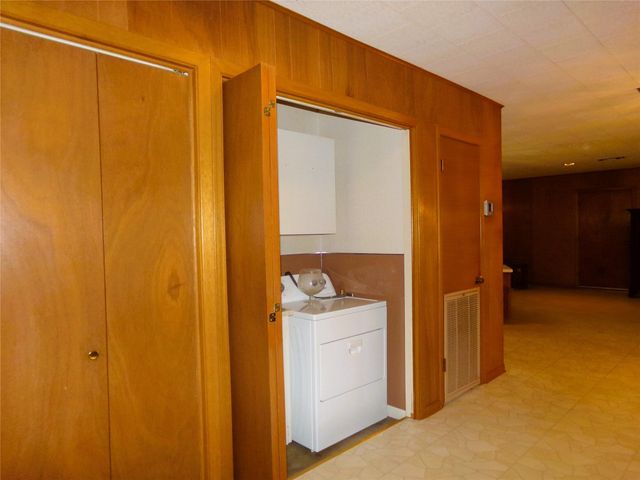 516 N College Street, Weimar, TX 78962