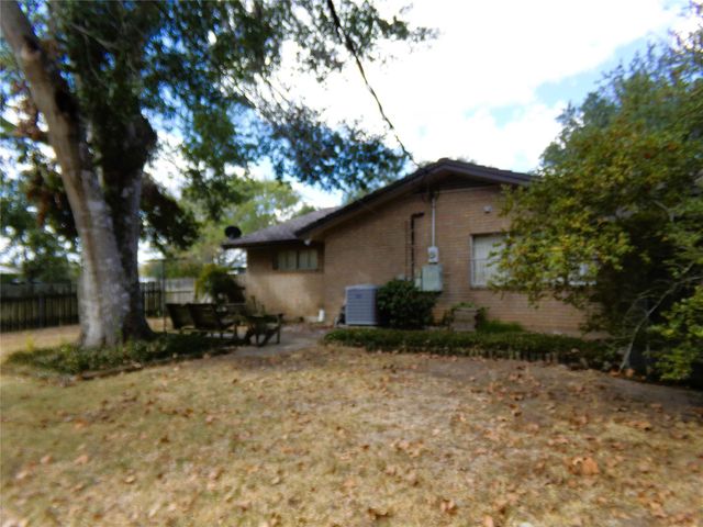 516 N College Street, Weimar, TX 78962