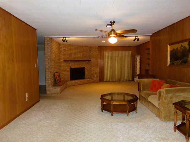 516 N College Street, Weimar, TX 78962