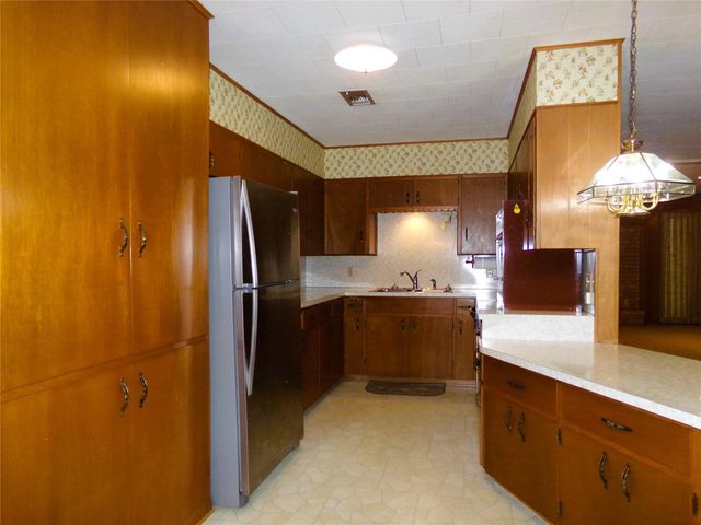 516 N College Street, Weimar, TX 78962