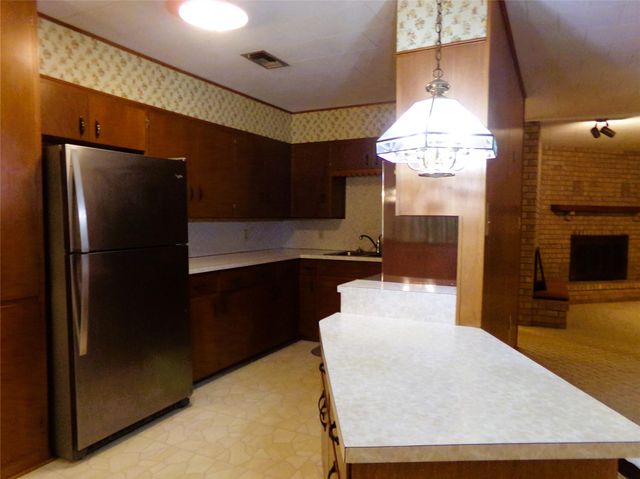 516 N College Street, Weimar, TX 78962