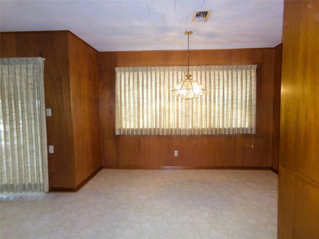 516 N College Street, Weimar, TX 78962