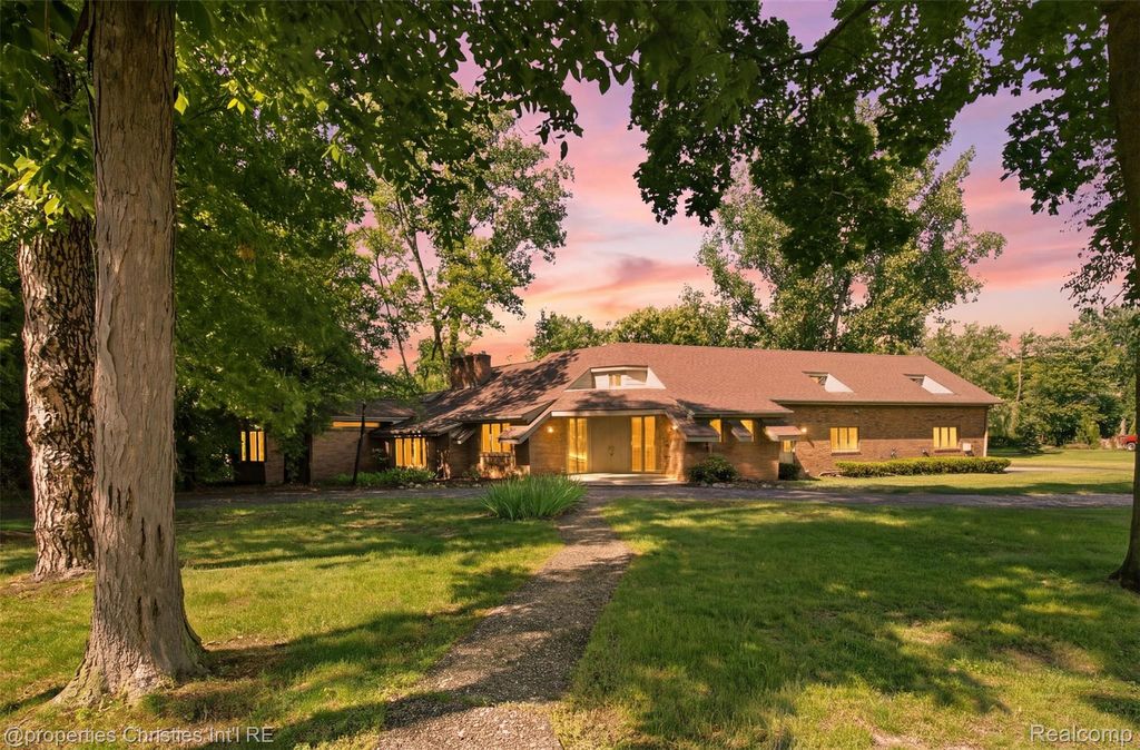 25310 Canterbury Road, Franklin Village, MI 48025