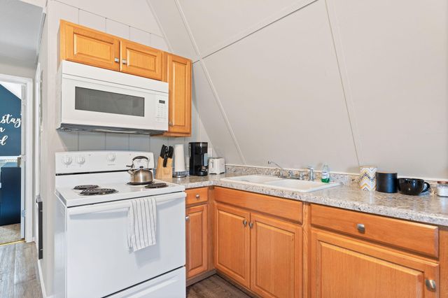 25 Bay Breeze Lane, Lampe, MO 65681