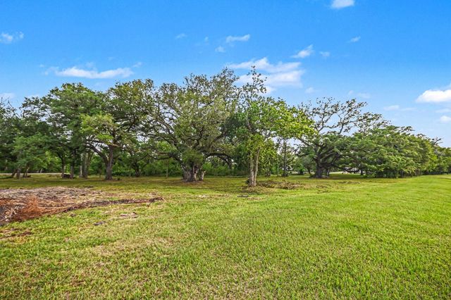 375 Thousand Oaks Drive, Angleton, TX 77515