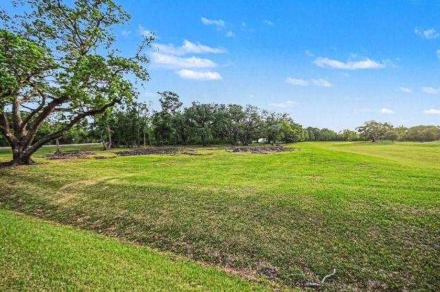 375 Thousand Oaks Drive, Angleton, TX 77515