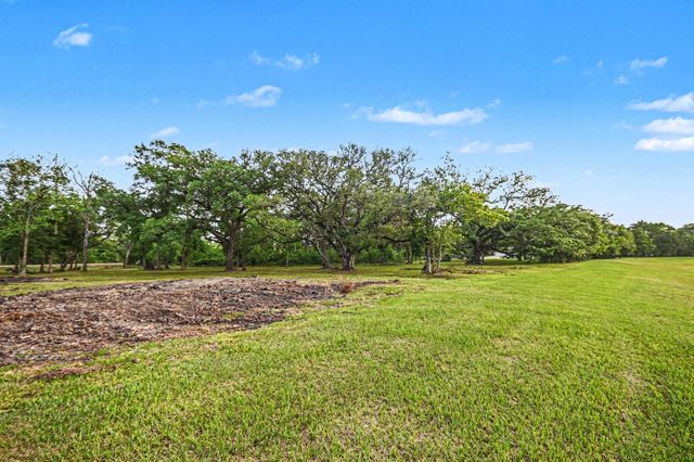375 Thousand Oaks Drive, Angleton, TX 77515
