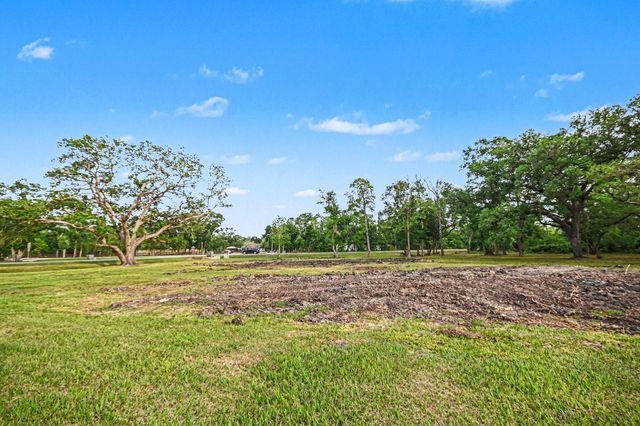 375 Thousand Oaks Drive, Angleton, TX 77515