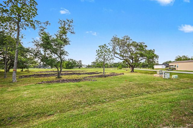 375 Thousand Oaks Drive, Angleton, TX 77515