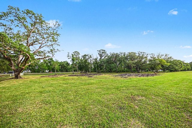 375 Thousand Oaks Drive, Angleton, TX 77515