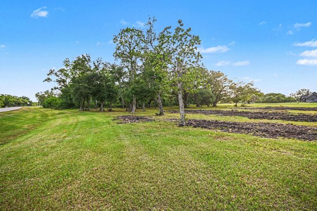 375 Thousand Oaks Drive, Angleton, TX 77515