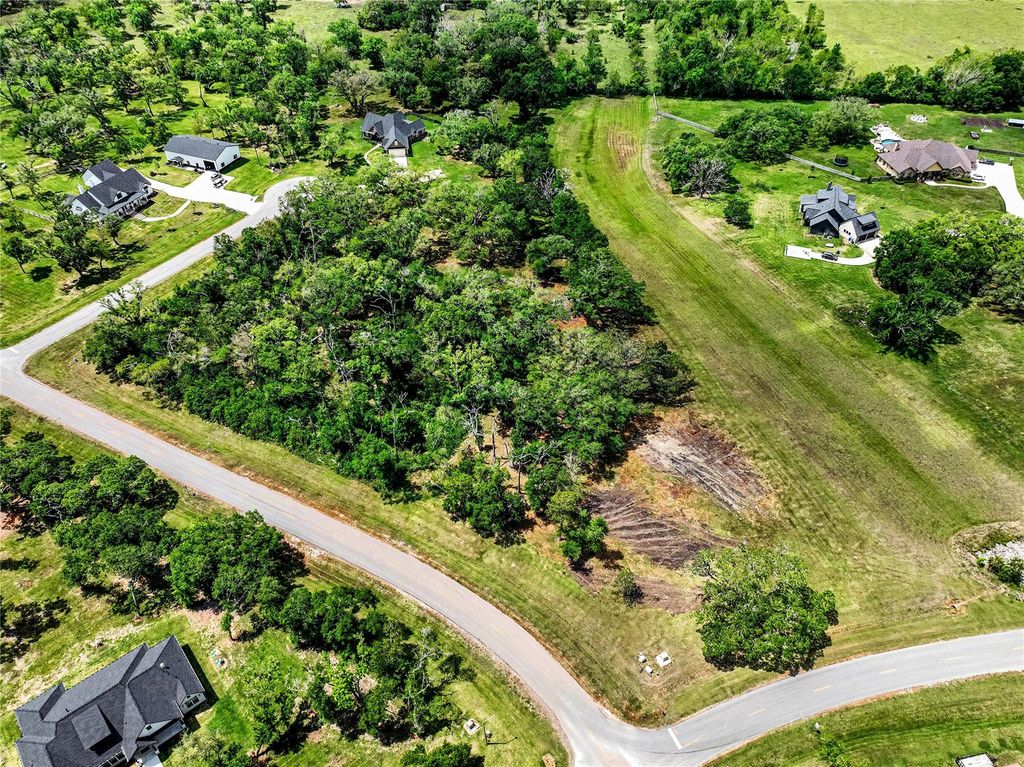375 Thousand Oaks Drive, Angleton, TX 77515