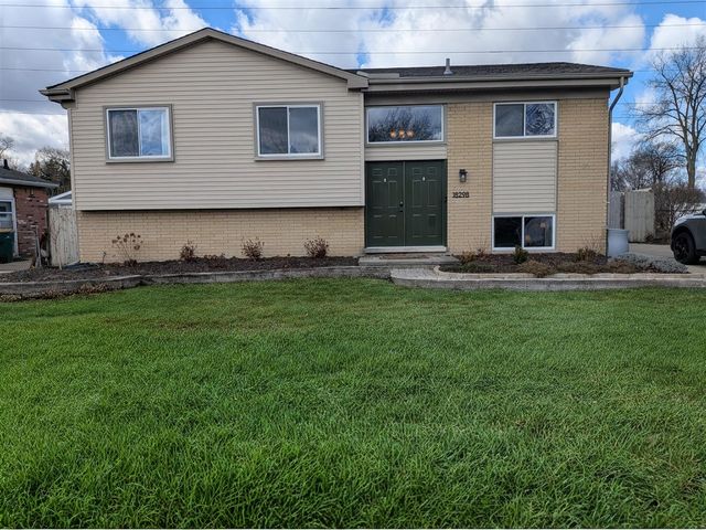18298 Alvaro Avenue, Brownstown, MI 48193