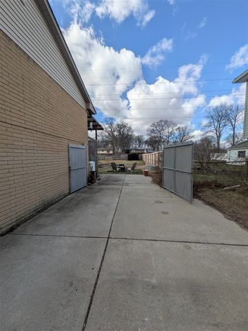 18298 Alvaro Avenue, Brownstown, MI 48193