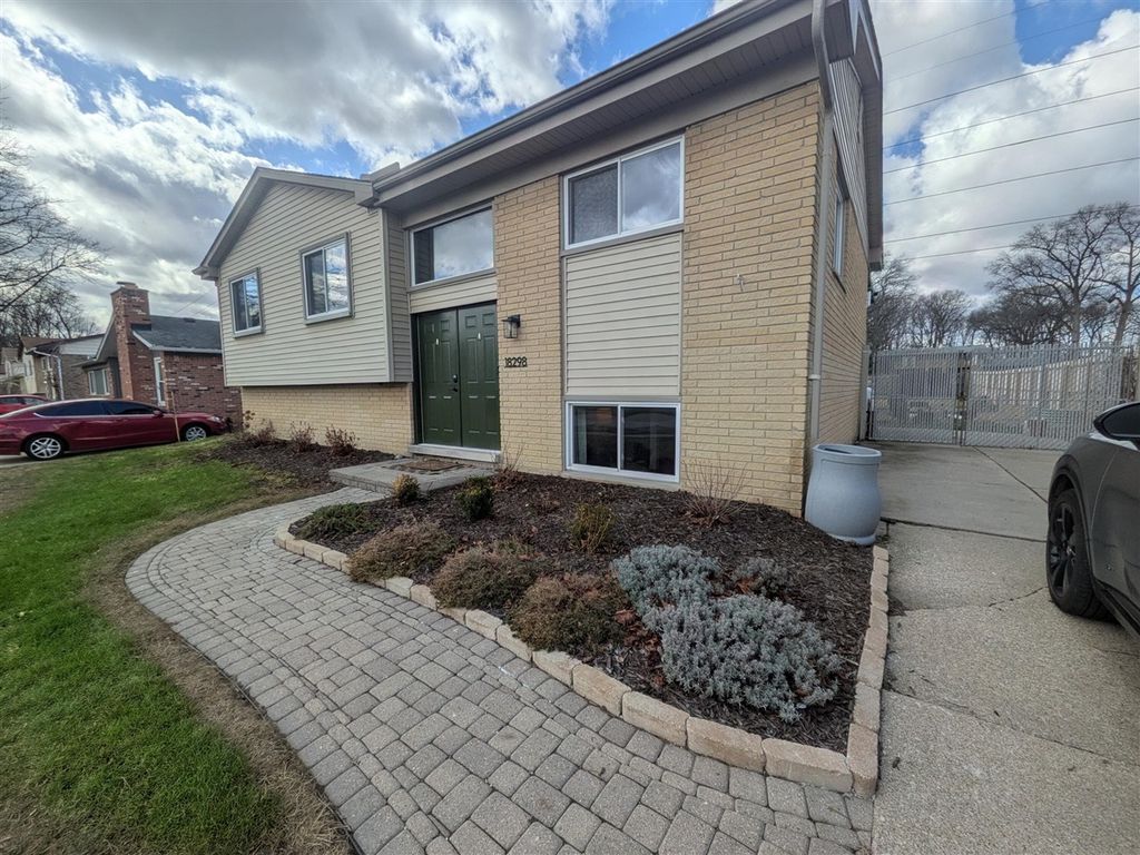 18298 Alvaro Avenue, Brownstown, MI 48193