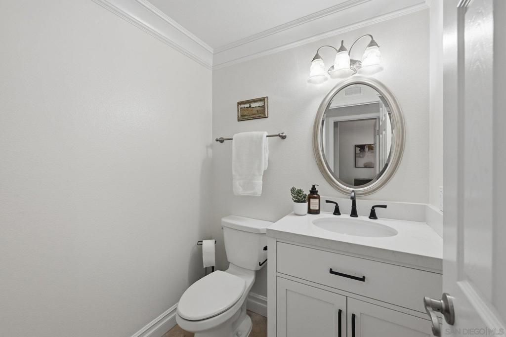 Image 8 of property listing at 5727 Avenida Circo, San Diego, CA 92124