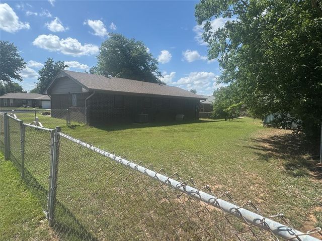 817 Glenwood Drive, Yukon, OK 73099