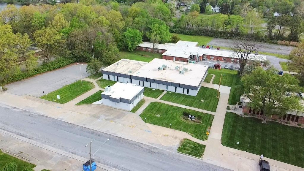 Image 1 of property listing at 1708 Jefferson Avenue, Mt Vernon, IL 62864