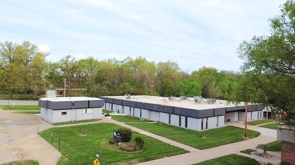 Image 2 of property listing at 1708 Jefferson Avenue, Mt Vernon, IL 62864