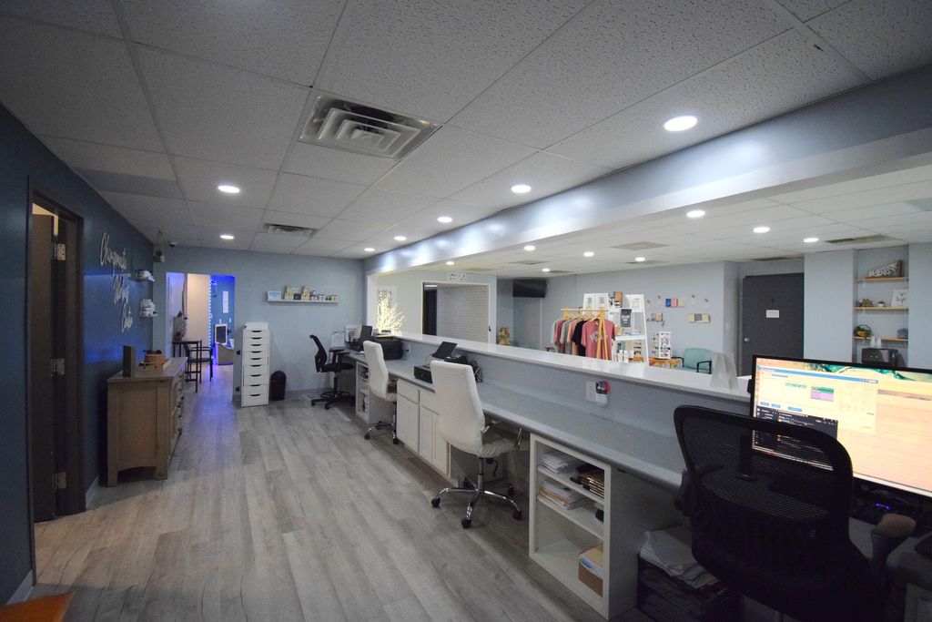 Image 11 of property listing at 1708 Jefferson Avenue, Mt Vernon, IL 62864