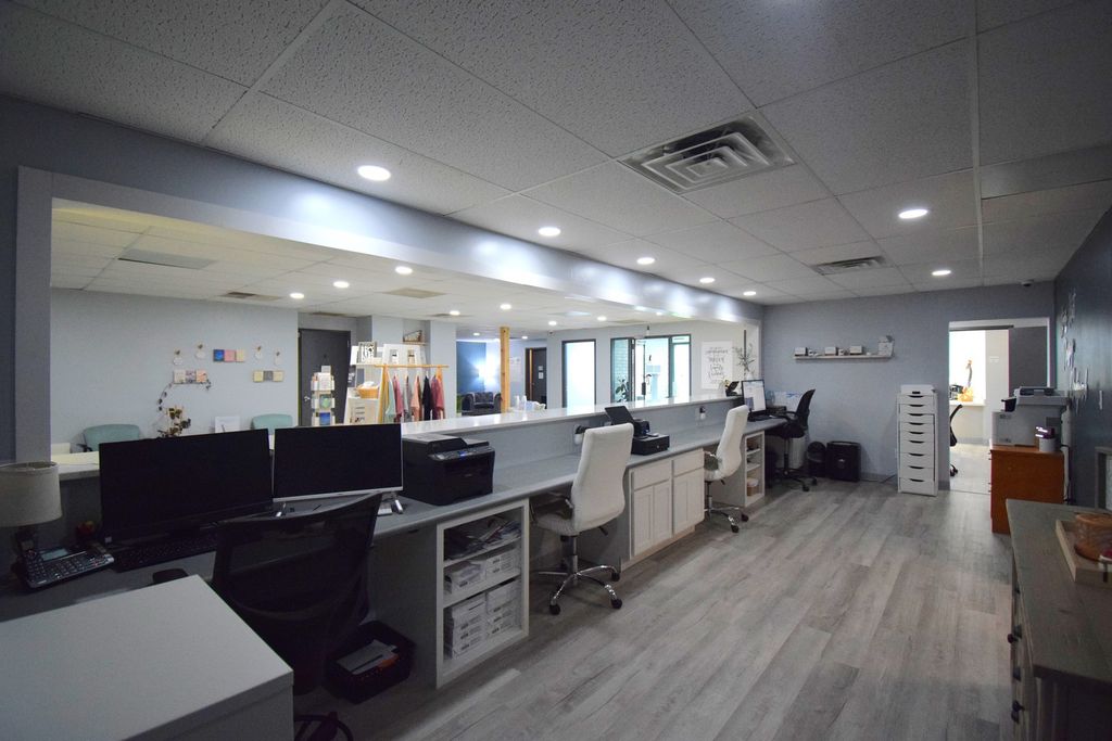 Image 12 of property listing at 1708 Jefferson Avenue, Mt Vernon, IL 62864