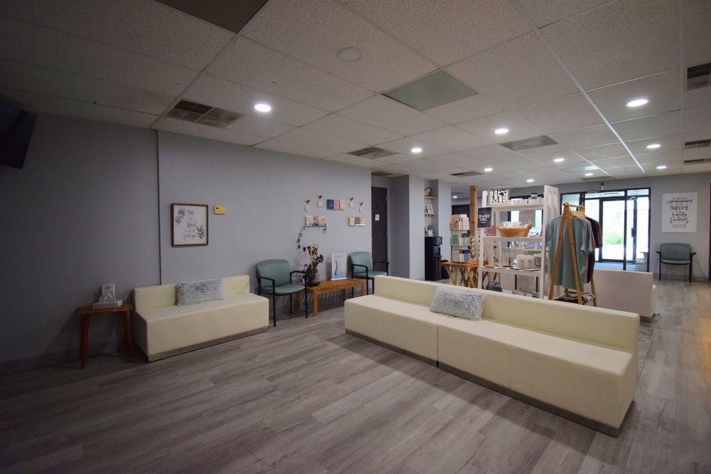 Image 13 of property listing at 1708 Jefferson Avenue, Mt Vernon, IL 62864