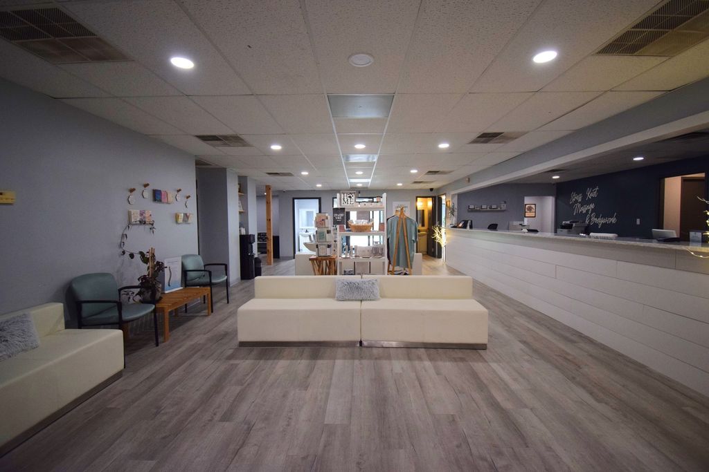 Image 14 of property listing at 1708 Jefferson Avenue, Mt Vernon, IL 62864