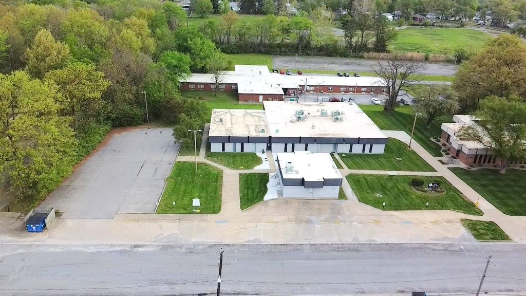 Image 3 of property listing at 1708 Jefferson Avenue, Mt Vernon, IL 62864