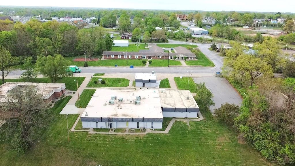 Image 4 of property listing at 1708 Jefferson Avenue, Mt Vernon, IL 62864