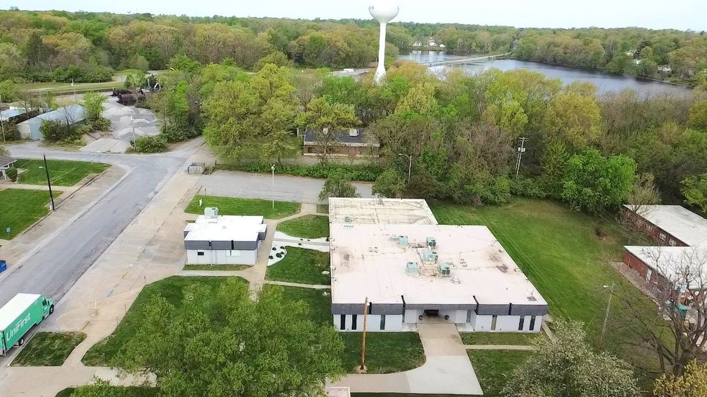 Image 5 of property listing at 1708 Jefferson Avenue, Mt Vernon, IL 62864