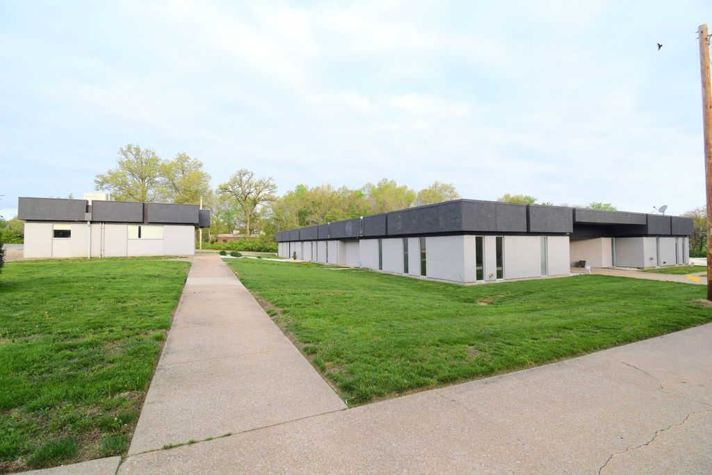 Image 47 of property listing at 1708 Jefferson Avenue, Mt Vernon, IL 62864