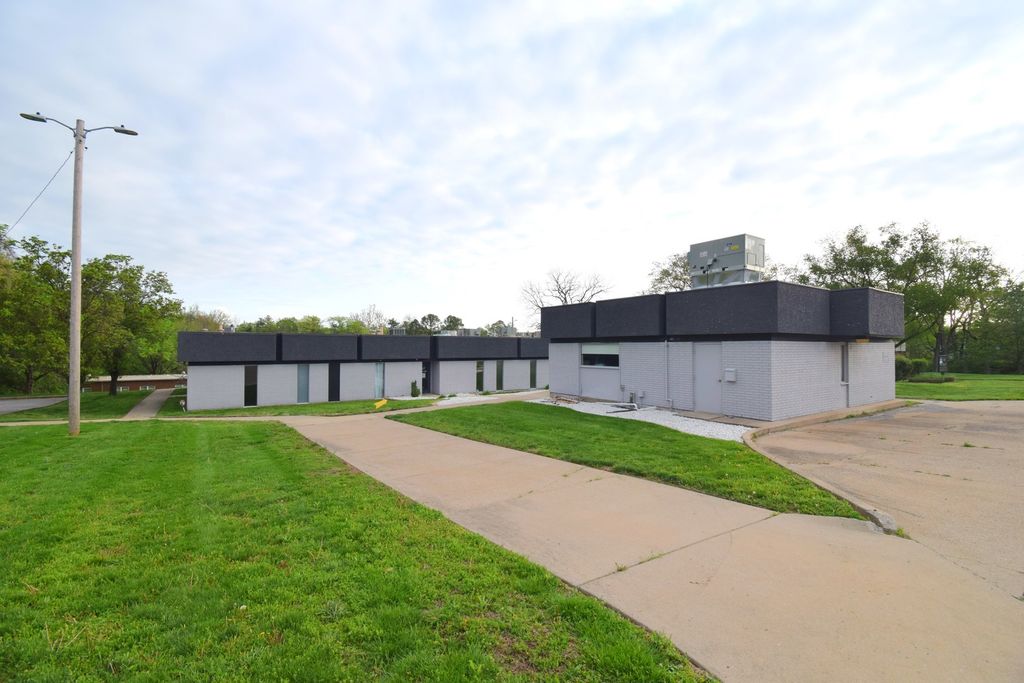 Image 48 of property listing at 1708 Jefferson Avenue, Mt Vernon, IL 62864