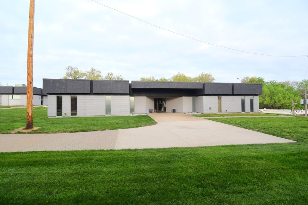 Image 50 of property listing at 1708 Jefferson Avenue, Mt Vernon, IL 62864
