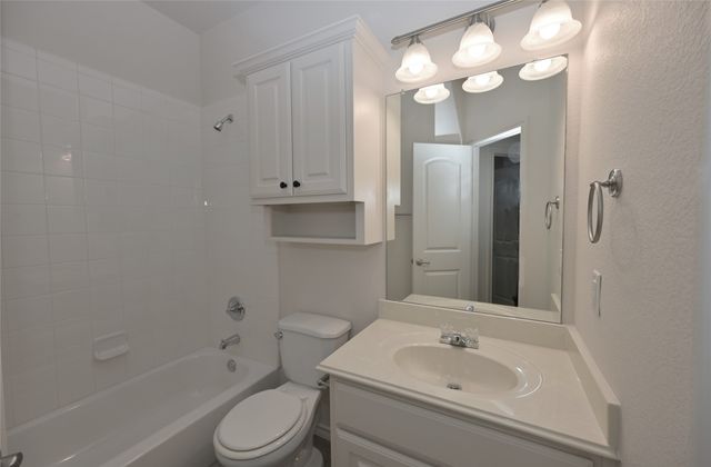 808 Bahar Court, Arlington, TX 76010
