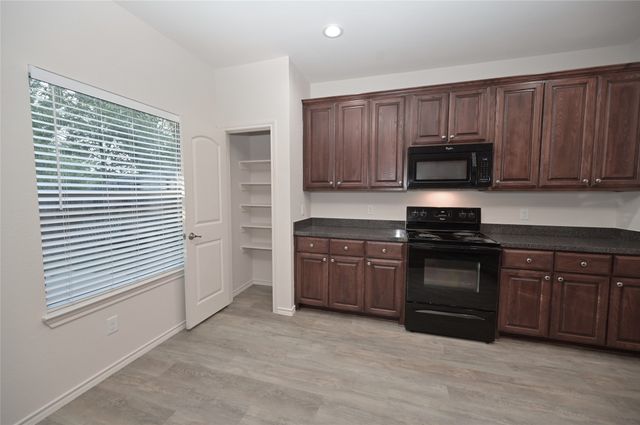 808 Bahar Court, Arlington, TX 76010