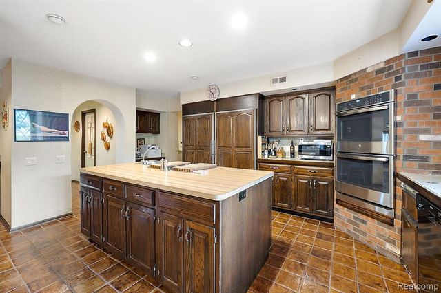 4670 Cove Road, West Bloomfield, MI 48323