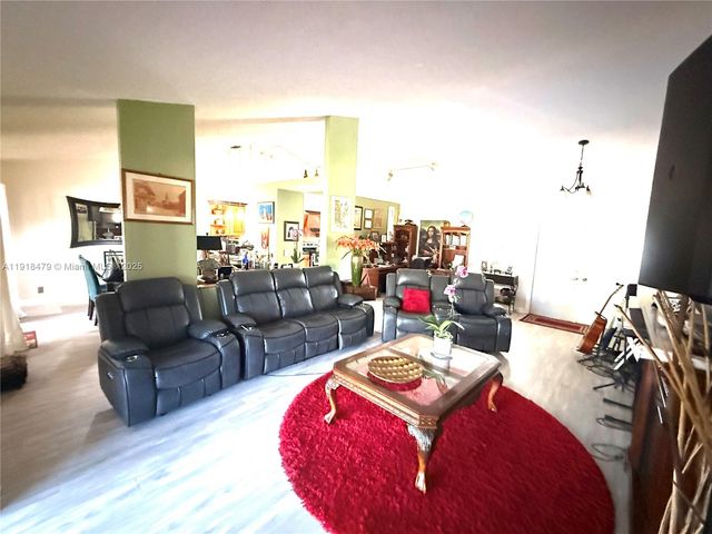 1060 New Parkview Place, Haverhill, FL 33417