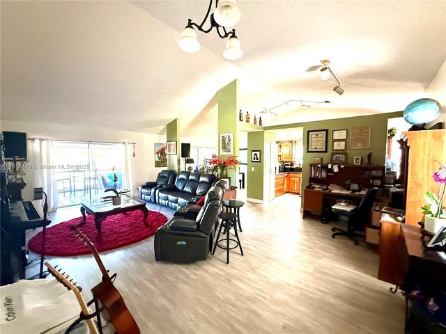 1060 New Parkview Place, Haverhill, FL 33417