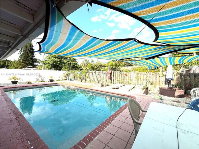 1060 New Parkview Place, Haverhill, FL 33417