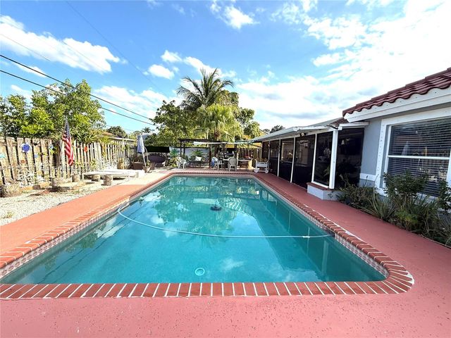 1060 New Parkview Place, Haverhill, FL 33417