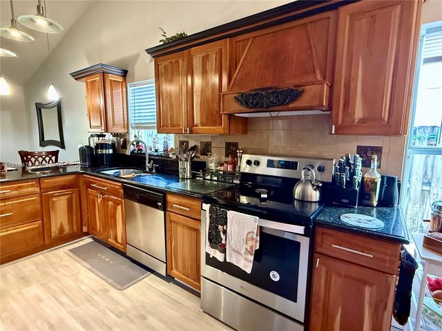 1060 New Parkview Place, Haverhill, FL 33417
