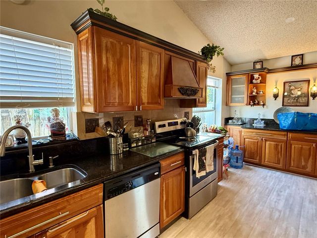 1060 New Parkview Place, Haverhill, FL 33417