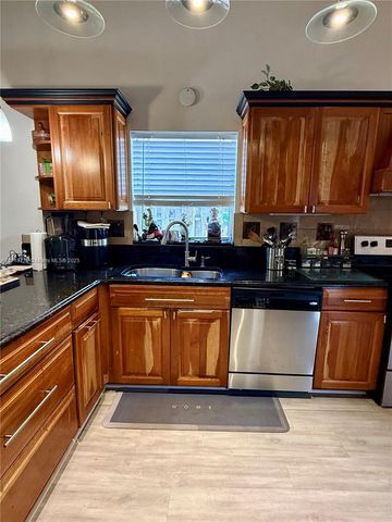 1060 New Parkview Place, Haverhill, FL 33417