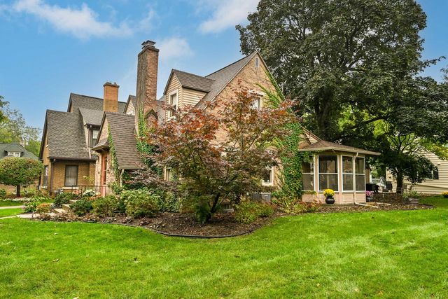 8027 W Woodland AVENUE, Wauwatosa, WI 53213