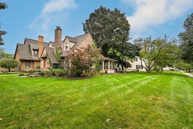 8027 W Woodland AVENUE, Wauwatosa, WI 53213