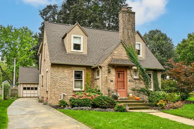 8027 W Woodland AVENUE, Wauwatosa, WI 53213