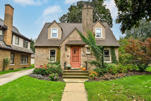 8027 W Woodland AVENUE, Wauwatosa, WI 53213